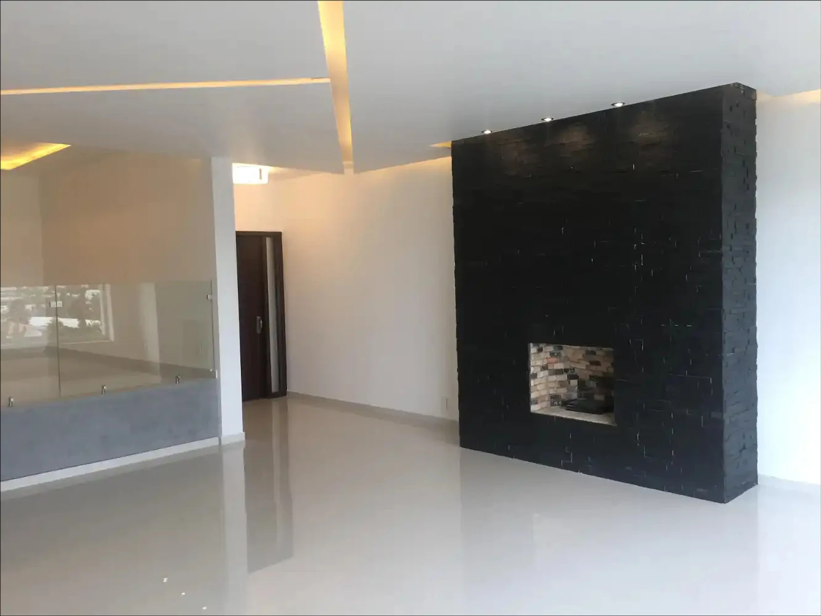 Penthouse — Sala con chimenea